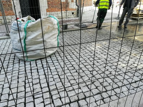 narzędzia niezbędne w pracach brukarskich